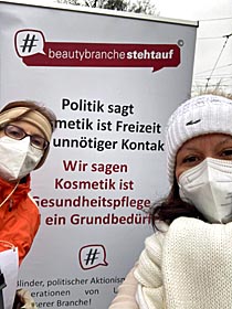 Patricia Pachaly (links) auf der Demo der Beauty-Branche in München Patricia Pachaly (links) auf der Demo der Beauty-Branche in München